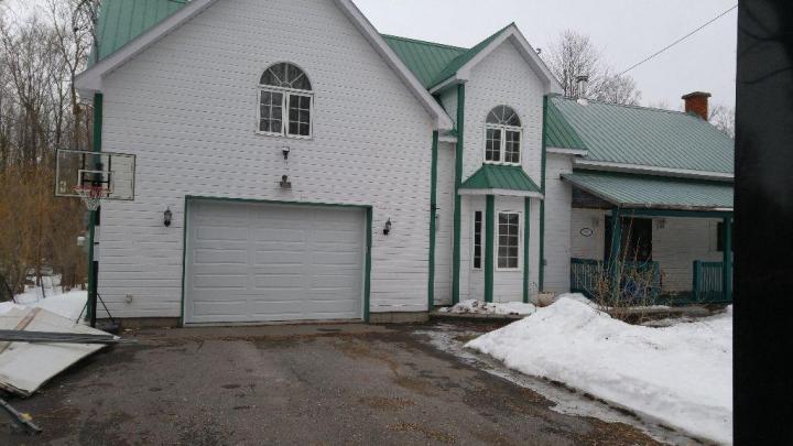 Pose de portes de garage Saint-Anicet